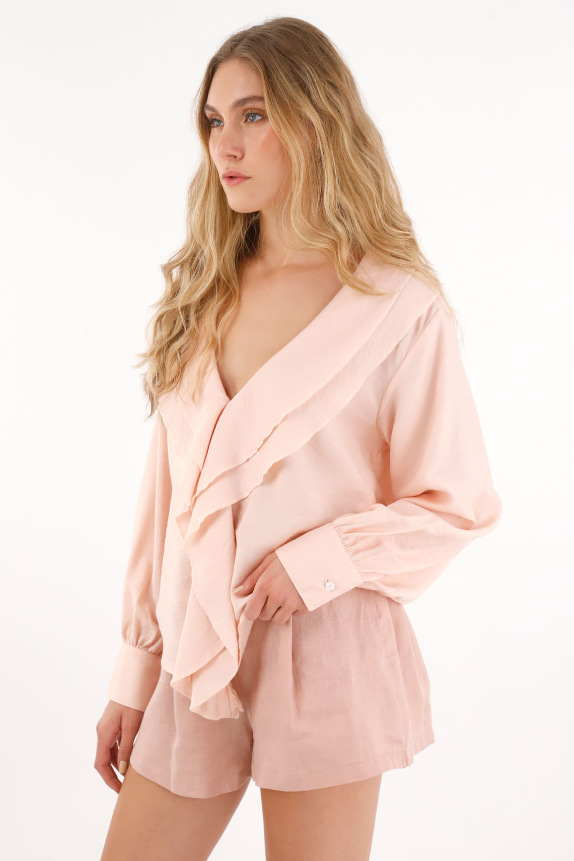 Camisa con escote en V y boleros crudo para mujer